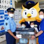 愛知県豊橋署がスズムシと一緒に防犯啓発品を贈る