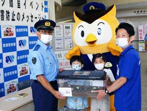  愛知県豊橋署がスズムシと一緒に防犯啓発品を贈る