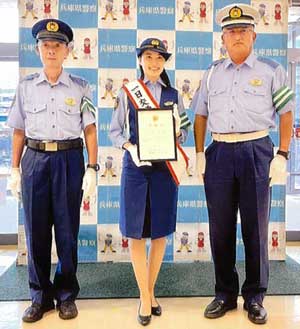 兵庫県警でミスユニバーシティ2021グランプリ吉田三莉さんを一日交通安全大使に