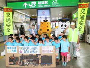  新潟県秋葉署が地元企業マスコットと園児対象の交通安全イベント