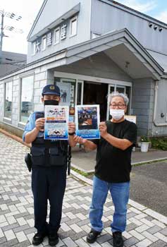  札幌方面浦河署が老舗映画館で特殊詐欺被害防止チラシを配布