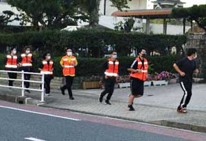  広島県警の学生ボランティア「スリーアローズ」がランニングパトロール