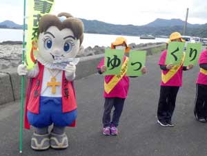  熊本県上天草署が「上天草四郎くん」と交通街頭キャンペーン