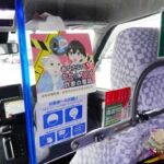 ニセ電話詐欺への注意を効果的に呼び掛けようと、岐阜県岐阜南署は日の丸タクシーを運営する日の丸自動車（株）の協力を得て、広報啓発のスイングポップをタクシー車内に設置した。 スイングポップは、警察職員がデザインしたイラストと「あなたにも かかってくる 詐欺の電話」の文言が書かれ、同署が製作。タクシー利用客の視界に入りやすいように、ドライバーの座席後部の透明板に貼り付けている（写真）。 取組みにあわせて、ドライバーが広報ティッシュも配布しており、同署は「利用客に防犯意識を高めてもらい、被害防止につながれば」としている。