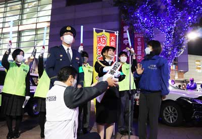  神奈川県大和署が駅前広場で防犯イルミネーションを点灯