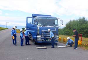  岐阜県警で積載物重量制限超過と不正改造車両の違反取締りを実施