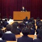大阪府摂津署で殉職警察官の同署子息が交通事故被害者遺族として講演
