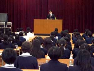  大阪府摂津署で殉職警察官の同署子息が交通事故被害者遺族として講演