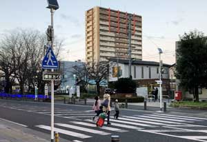 埼玉県警で信号機のない横断歩道のライトアップ表示板の運用開始