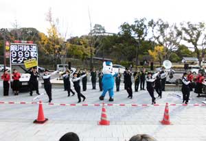 和歌山県和歌山西署ダンスチームが年末年始特別警戒版のダンスと歌を披露