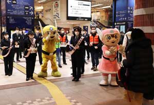  神奈川県警が横浜駅構内で痴漢撲滅キャンペーンを実施