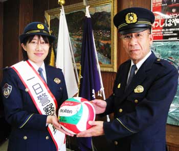 広島県三次署で元女子バレー日本代表・小幡真子さんと110番の日広報活動