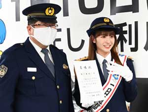 長野県警がアイドルグループ仮面女子・森下舞桜さんを一日通信指令課長に委嘱