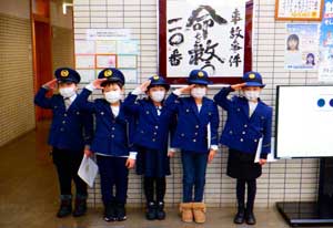 
札幌方面室蘭署で一日警察官の児童5人が110番の日広報