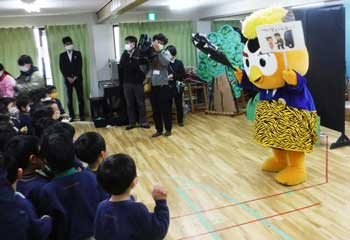 愛知県小牧署は幼稚園で「豆まき型交通・防犯教室」