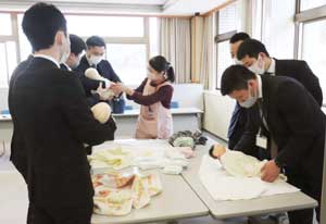 鳥取県警で男性職員対象の子育て研修