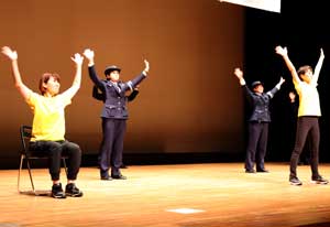 神奈川県警が高齢ドライバーの安全運転エアロビック体操をお披露目