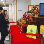 埼玉県岩槻署がひな人形展示して子供の事故防止を願う