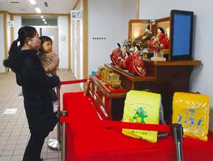埼玉県岩槻署がひな人形展示して子供の事故防止を願う