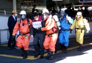 栃木県警が東武日光駅で不審物件対処訓練を実施