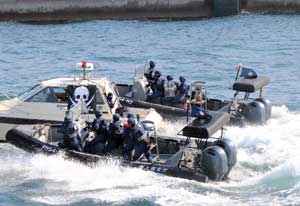 香川県警と海上保安部で警備対策合同訓練を実施