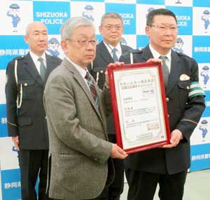 静岡県警が自動車販売協会連合会と協力してサポカー限定免許の普及啓発