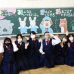 愛知県中川署が高校漫画研究部と連れ去り被害防止合言葉の黒板アート作る