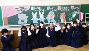 愛知県中川署が高校漫画研究部と連れ去り被害防止合言葉の黒板アート作る
