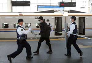 群馬県警が新幹線車両でサミット対策のテロ対処訓練を実施