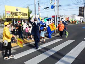 佐賀県佐賀南署で新入学児童の交通安全見守り活動