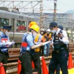 京都府警鉄警隊と向日町署で列車事故総合訓練を実施