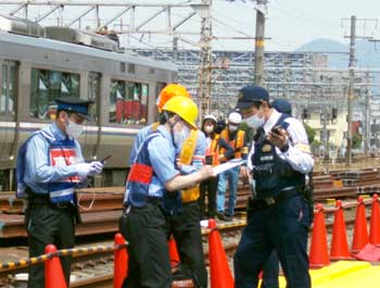 京都府警鉄警隊と向日町署で列車事故総合訓練を実施