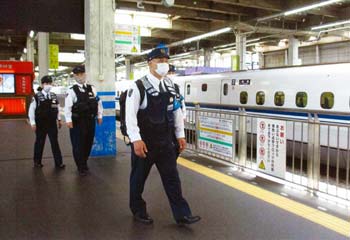 兵庫県警の柔道・剣道術科指導員が新幹線に警乗