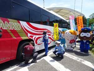 滋賀県警高速隊がサービスエリアで大型バスへの交通安全啓発活動