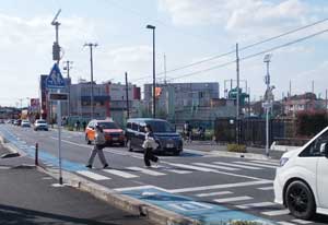 埼玉県警のライトアップ表示板が横断歩道の事故防止に大きな効果