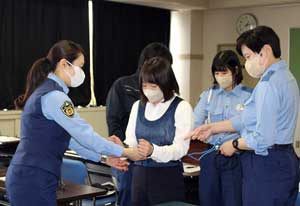 静岡県浜松中央署は女性被留置者の処遇等学ぶスキルアップ研修会開く