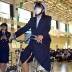 岐阜県警で女子マラソン金メダリスト・高橋尚子さんの自転車交通安全教室