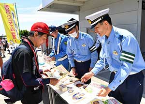 三重県警が鈴鹿サーキットで交通安全の広報啓発活動