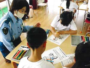 兵庫県加古川署が保育園で塗り絵活用の交通安全教室