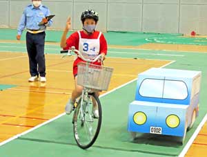 埼玉県警の交通安全子供自転車大会で36チームが競技