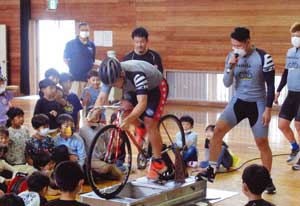 兵庫県赤穂署でプロ競輪選手による自転車安全教室