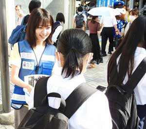 滋賀県警が大学生らと「闇バイト」の危険性を周知する啓発活動を実施