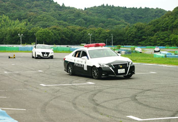 愛知県警高速隊でレーシングチーム選手が指導の運転講習