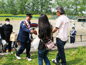札幌方面美唄署が元プロ野球投手・岩本勉さんを一日警察署長に委嘱