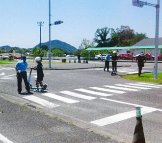兵庫県警が高校生を対象とした特定小型原動機付自転車の試乗体験会開く