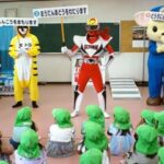 岐阜県海津署のマスコットキャラクター「海津マン」が園児に交通安全教室
