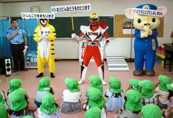 岐阜県海津署のマスコットキャラクター「海津マン」が園児に交通安全教室