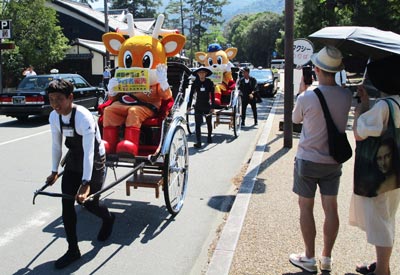 奈良県警マスコットが人力車から交通安全を呼び掛け