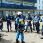 神奈川県警察学校に入校中の学生が体験型の災害警備訓練に挑む
