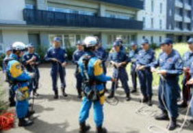 神奈川県警察学校に入校中の学生が体験型の災害警備訓練に挑む